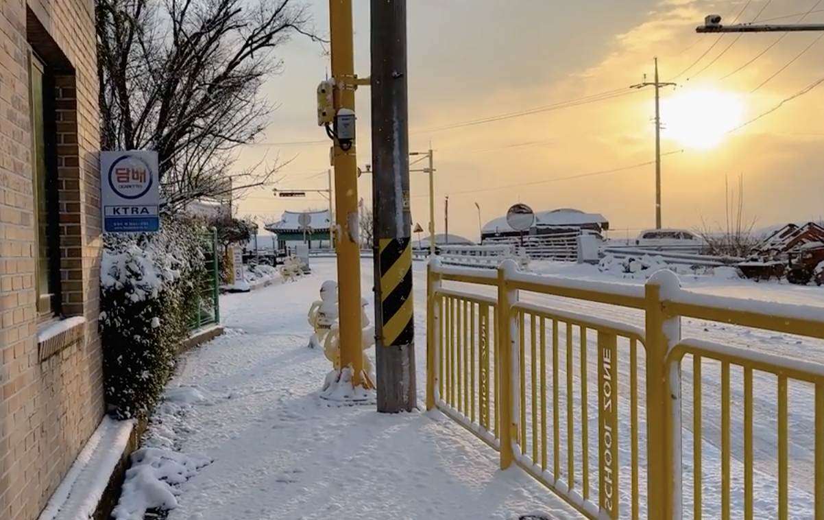 장성 들판에 내린 눈, 고요한 시골 풍경