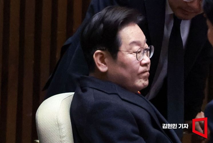 이재명 더불어민주당 대표가 3일 국회 본회의에서 열린 '경북·경남·울산지역 산불 사태 수습과 피해대책 마련 및 헌법질서 수호를 위한 긴급현안질문'에 참석하고 있다. 2025.4.3 김현민 기자