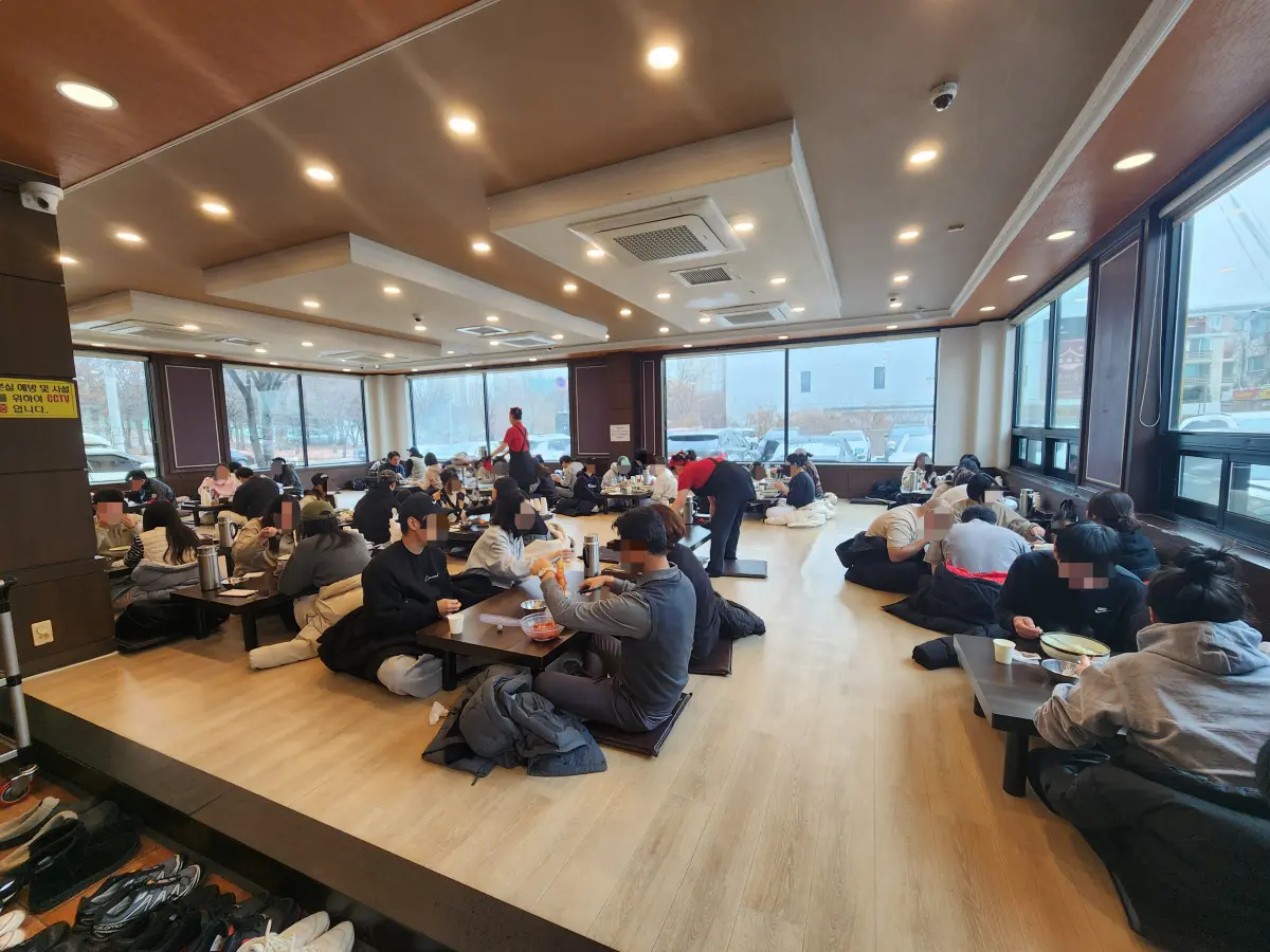 일산-대표-맛집-줄서서-먹는-일산칼국수-본점-매장-실내-좌식-테이블