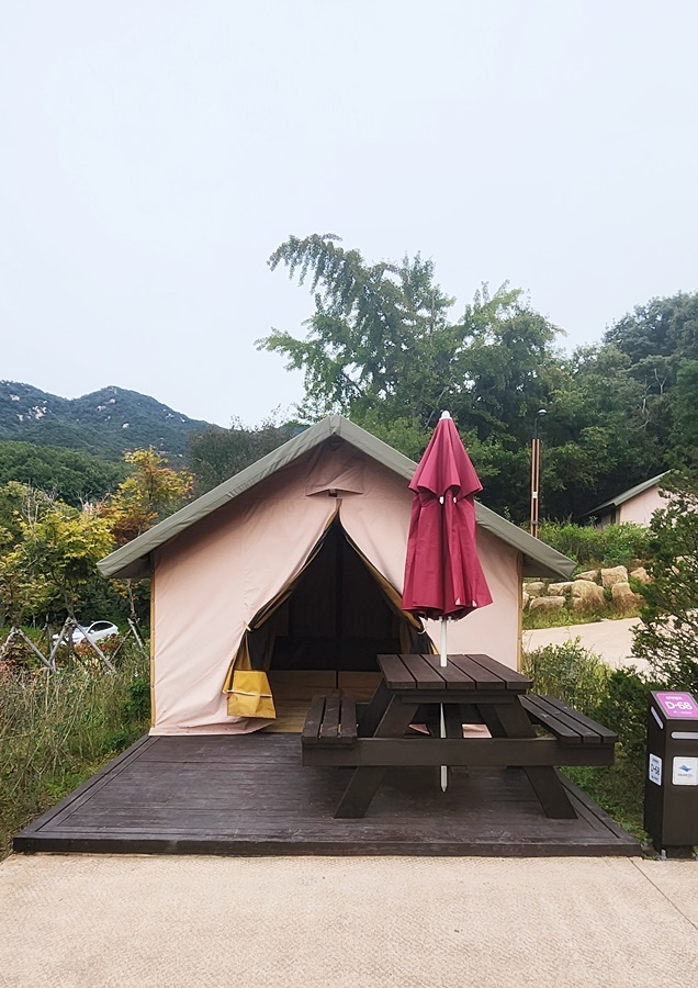 적당한 크기의 데크와 테이블과 파라솔세트