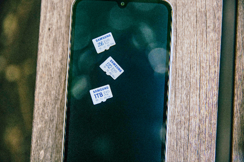 메모리 카드들이 올라가있는 스마트폰 사진. 출처 : Unsplash