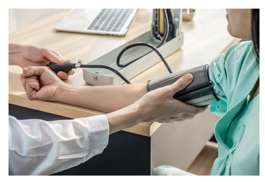 혈압 재는 이미지