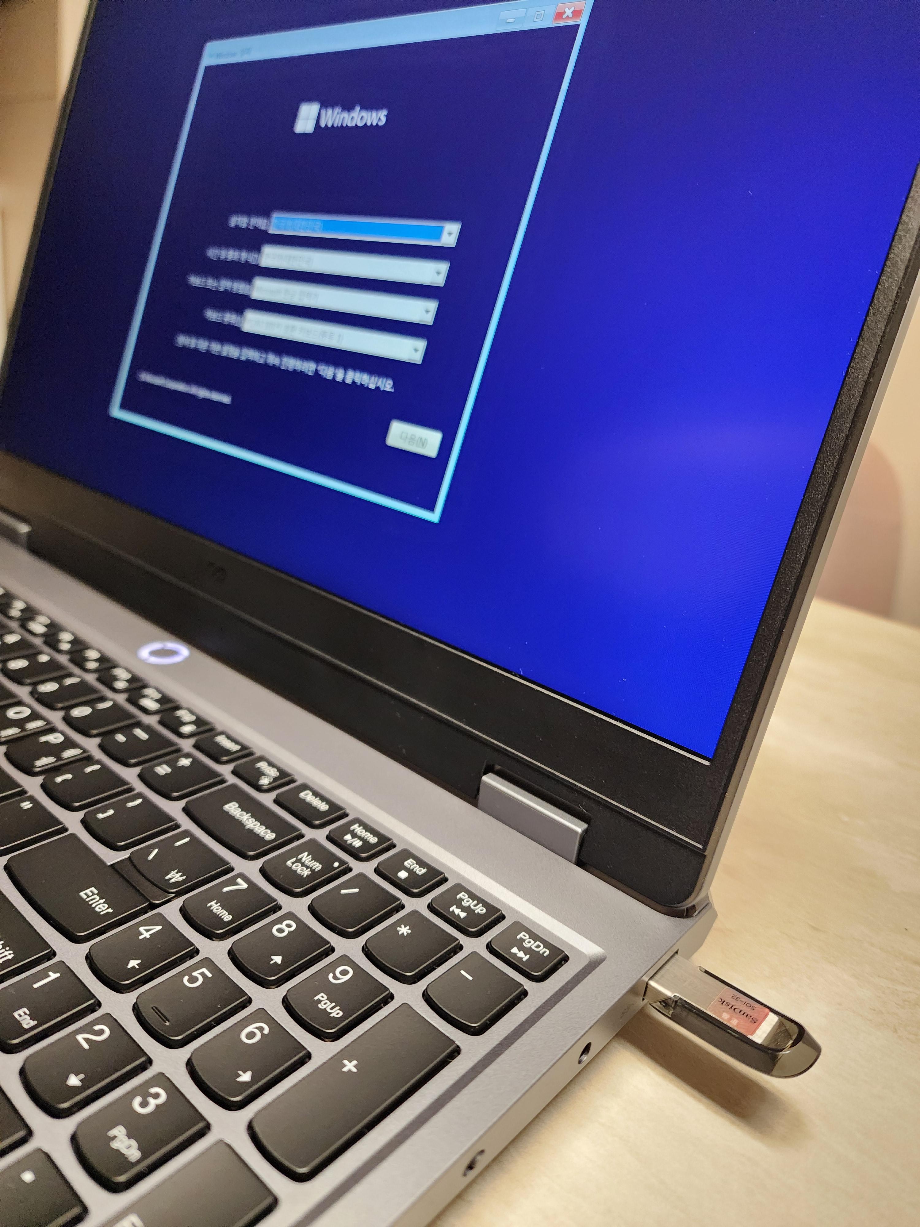 레노버노트북에-윈도우를-설치하기위해-USB를-연결한-사진