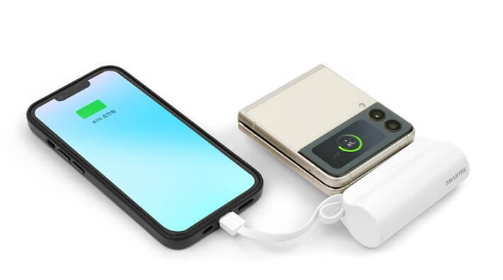 2대의 기기를 동시에 충전할 수 있는 미니 보조배터리