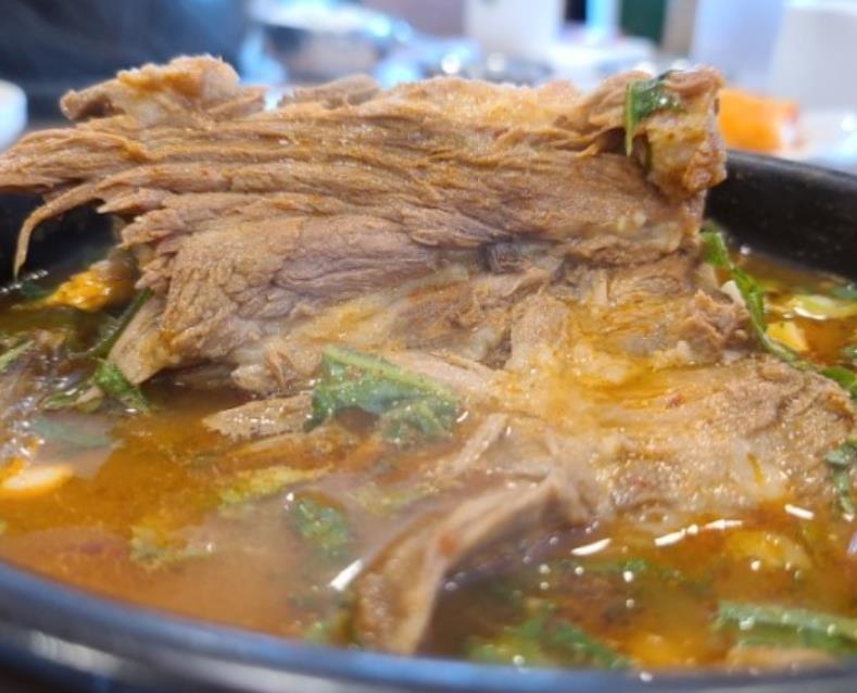 큰 뼈에 붙은 두툼한 살이 좋은 오늘N 따귀탕