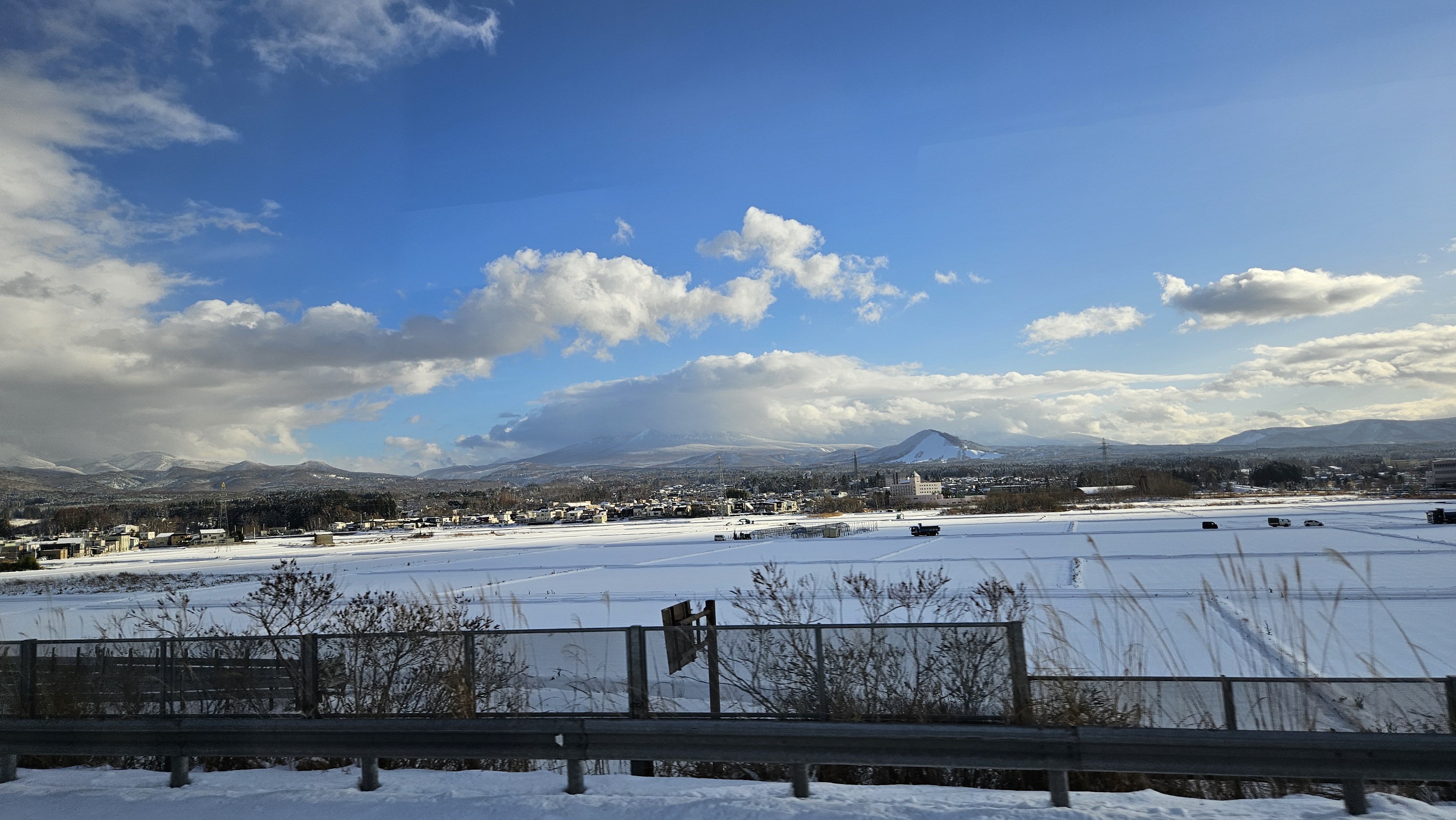 셔틀버스 창밖으로 보이는 눈 덮인 아오모리의 고요한 산들과 겨울 숲 풍경