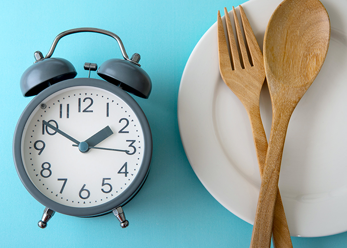 파란 바탕에 시계와 접시, 포크와 숟가락이 놓여져 있다.