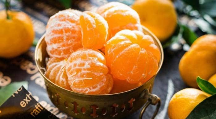 귤의 껍질 제거하는 모습