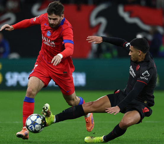 PSG의 흐비차 크바라츠헬리아(왼쪽)와 레버쿠젠의 에세키엘 페르난데스가 격돌하고 있다 [사진=AP연합뉴스, 스포츠경향]