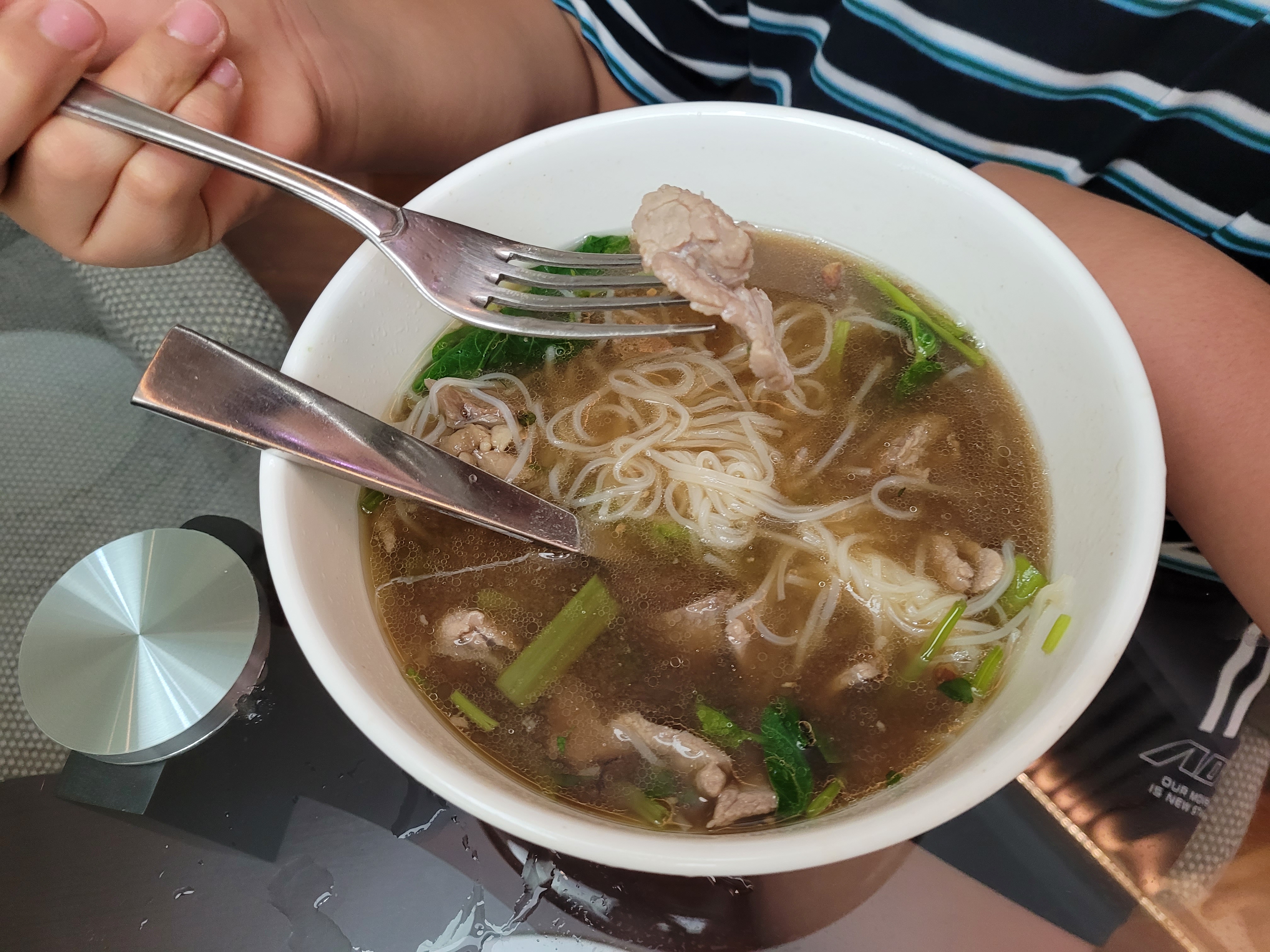 갈비국수의 고기를 포크로 집음