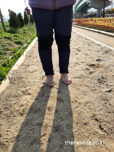 구리 한강시민공원에서 어싱 중인 맨발 걷기 장면