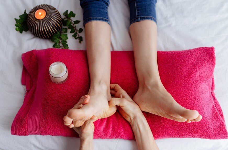 발 마사지 받고 있는 모습