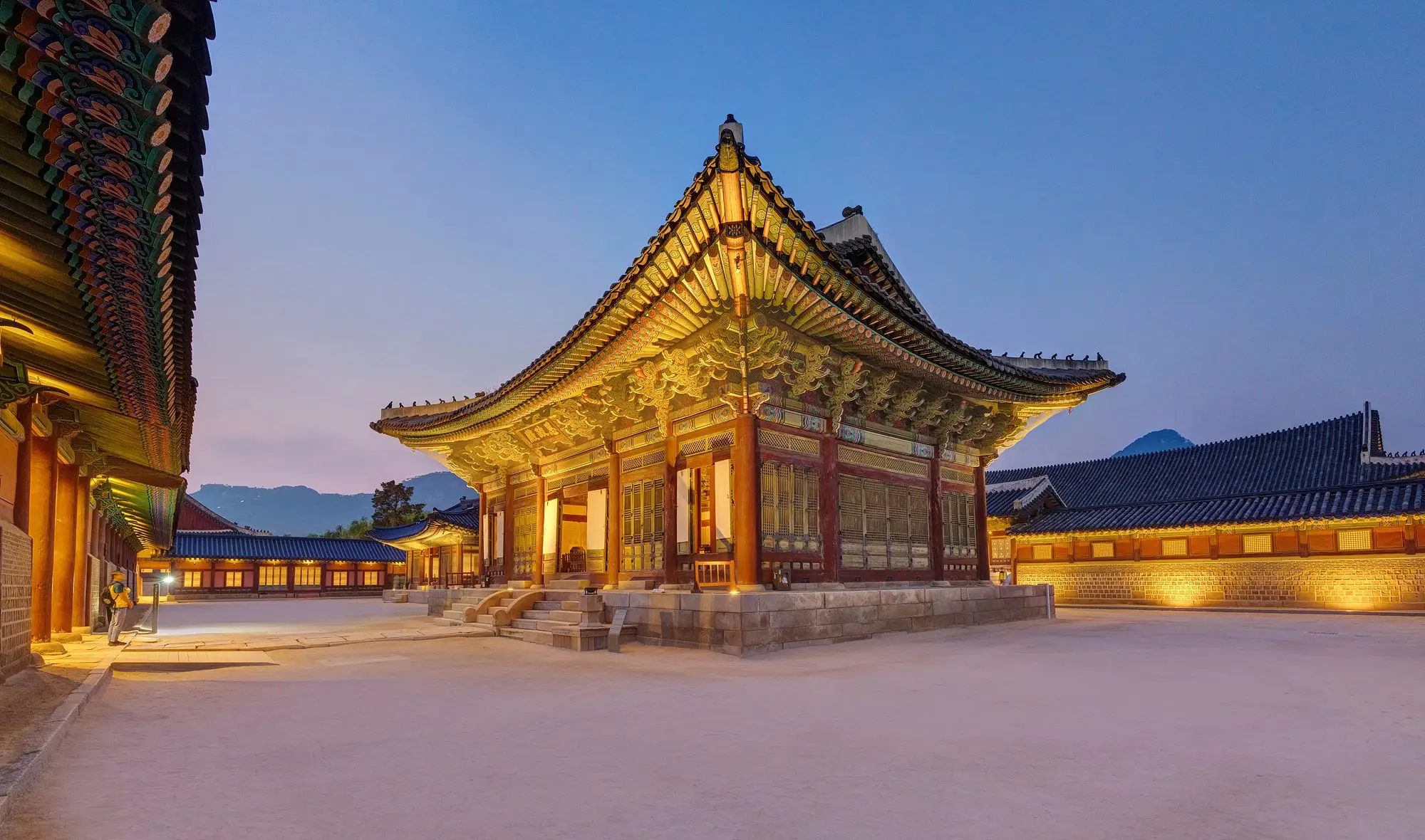 경복궁-근정전-측면-야경