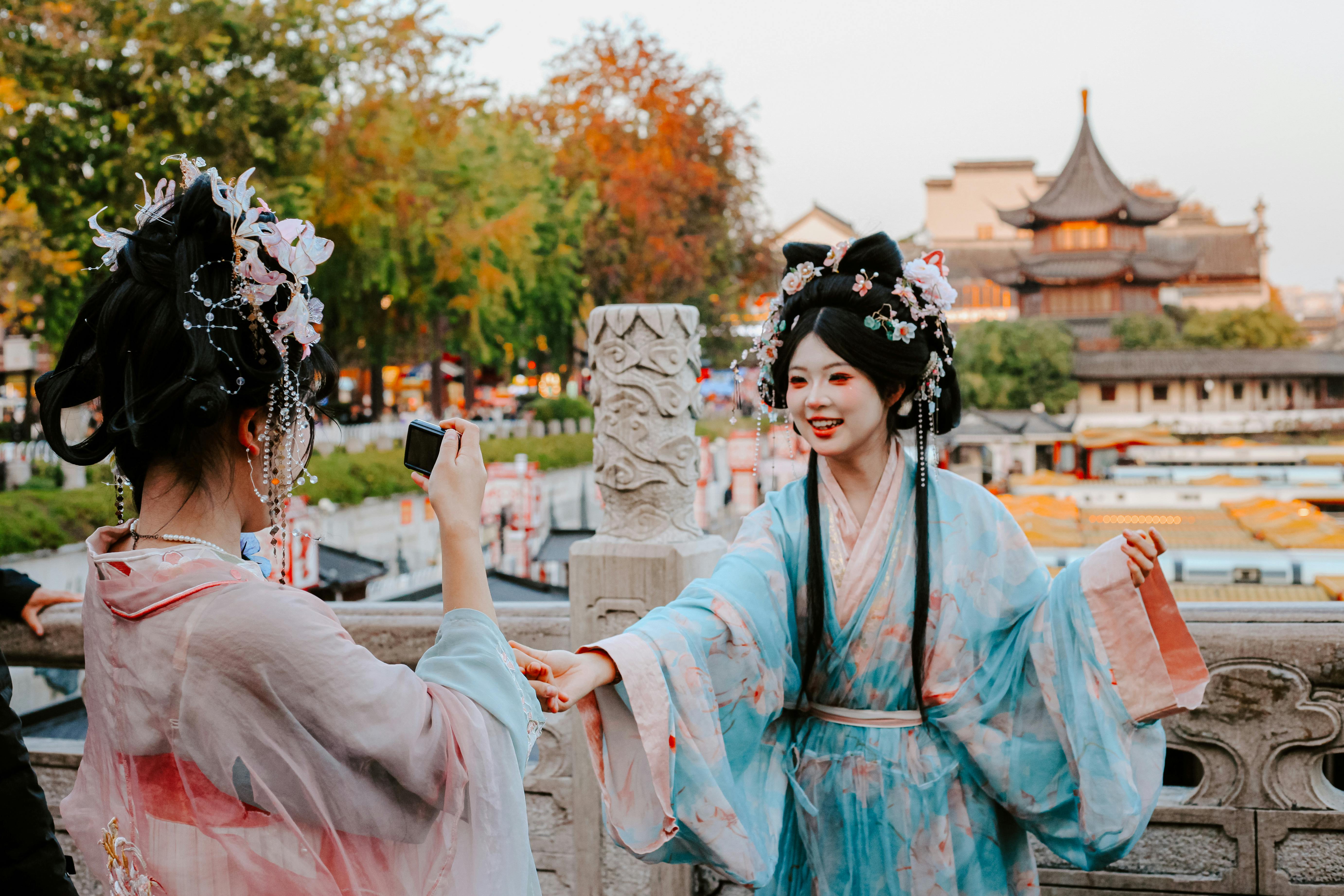 중국 전통의상을 입은 2명의 여자