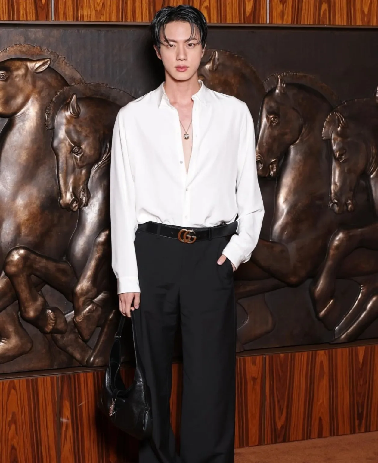 BTS 진 밀라노 구찌, 구찌 진 공항패션, BTS 진 패션위크, 2025 F/W 패션쇼 진, 진 구찌 패션위크 룩, 진 공항패션 아이템, 글로벌 베스트 드레서, 진 착장 품절, 남친룩 참고, 공식 구찌 앰버서더, 진 스니커즈, 진 모자, 구찌신상, 밀라노 패션위크 진, 진 구찌 룩