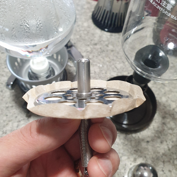 사이폰 아이스커피와 핫 커피 1인분 레시피: 중배전 원두 사용_필터 및 여과기