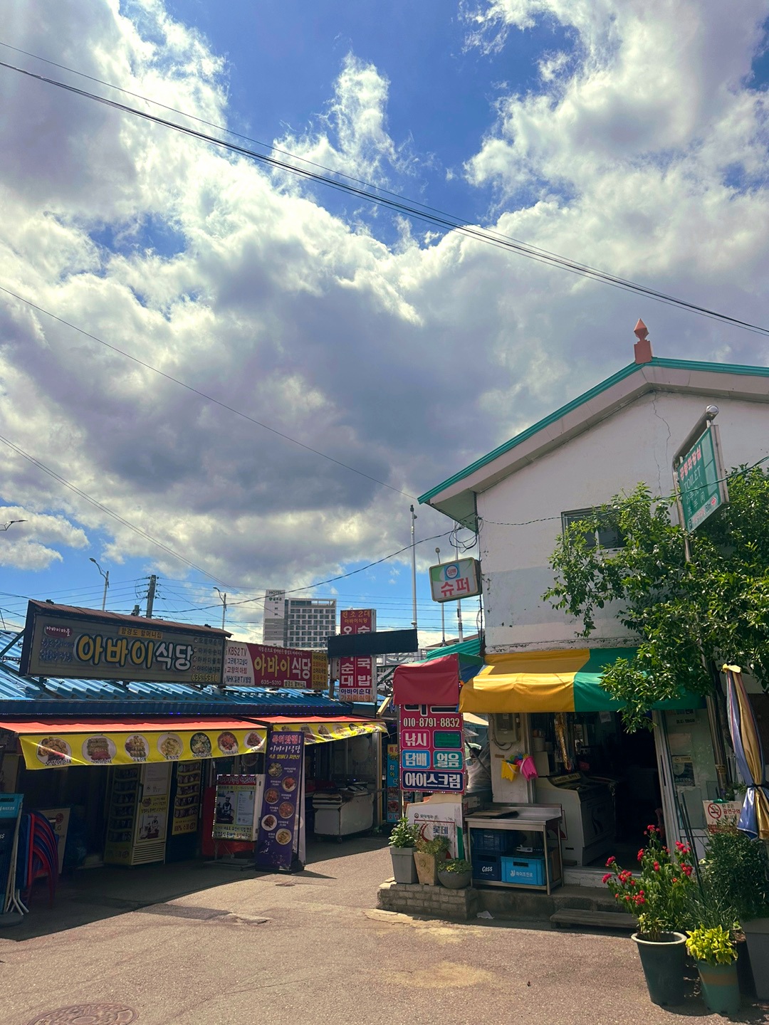 뜨거운-태양을-피하기에-카페가-최고입니다.