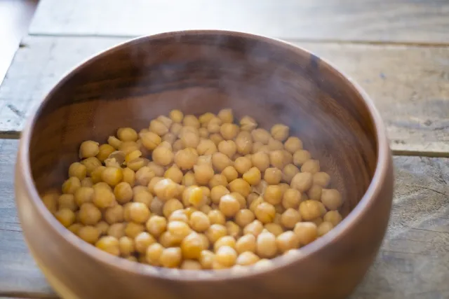 으깨질 정도로 삶은 병아리콩