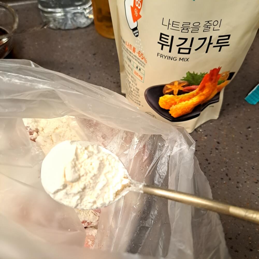 비닐에 넣은 닭봉에 튀김가루 5스푼을 넣는다