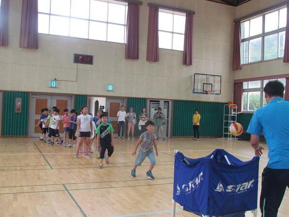 체육활동을 하고 있는 초등학생들