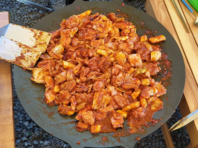 불판에 올려있는 닭갈비