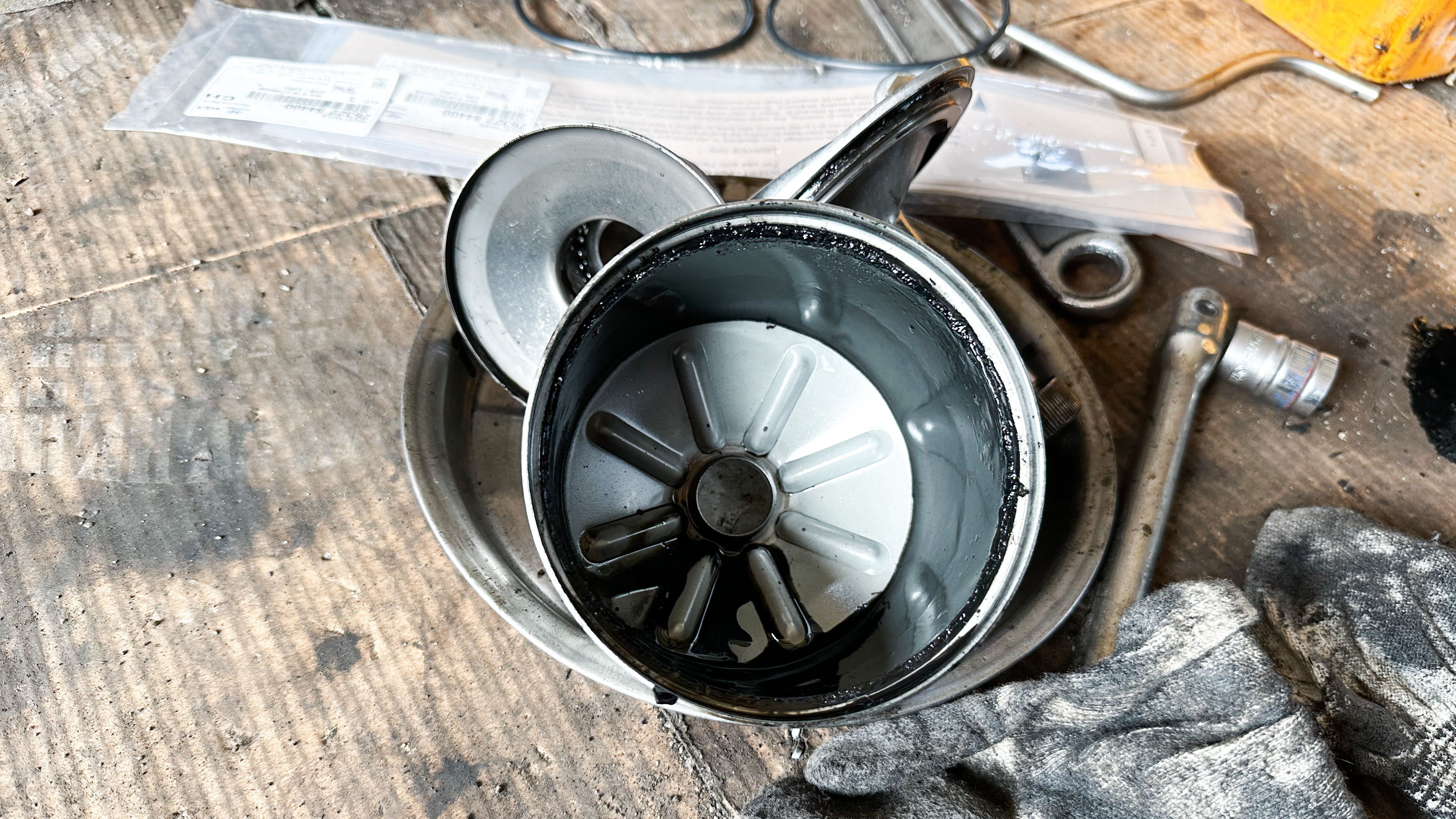 엔진 오일 교체 작업...