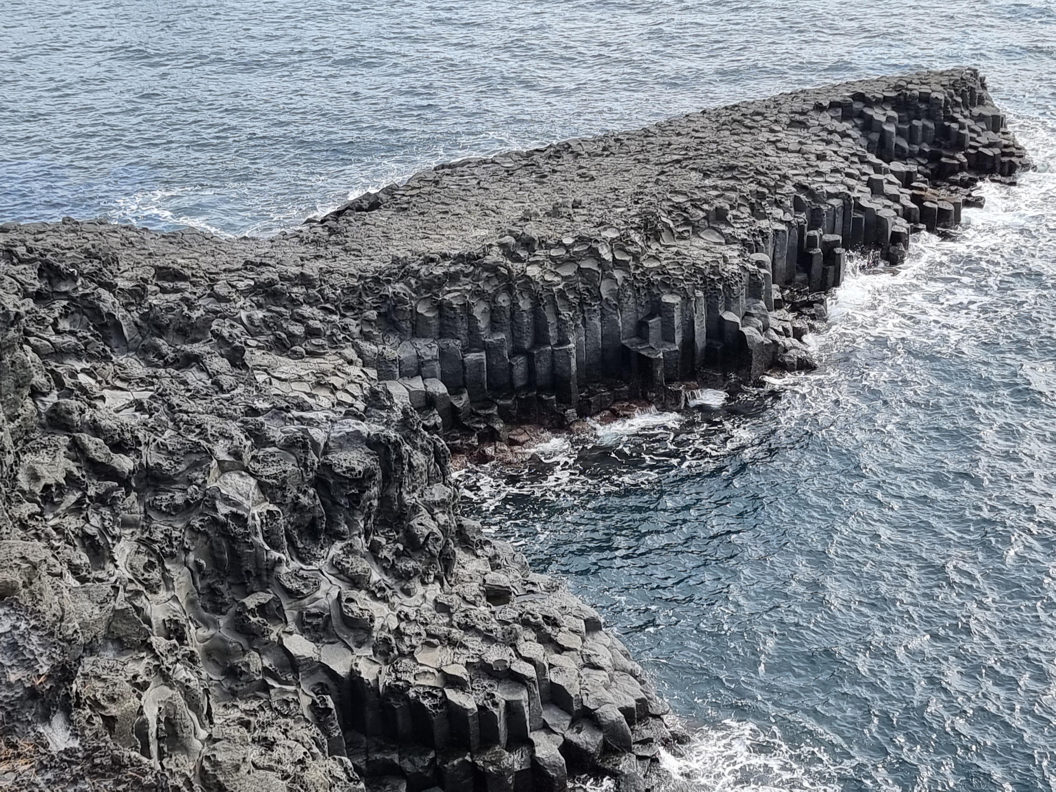 주상절리 절벽 전경