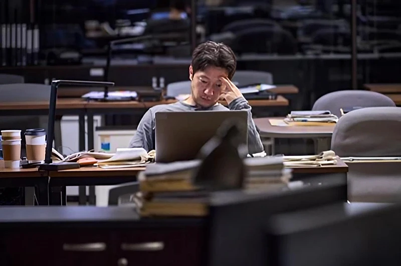 댓글부대에서 노트북을 보고 있는 손석구