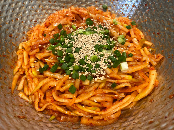 무생채 맛있게 하는법 - 쪽파와 깨소금으로 마무리 터치