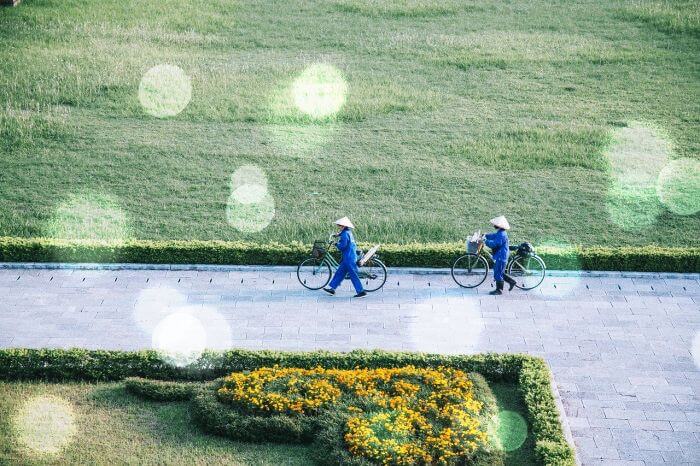 자전거를-끌고가는-사람들