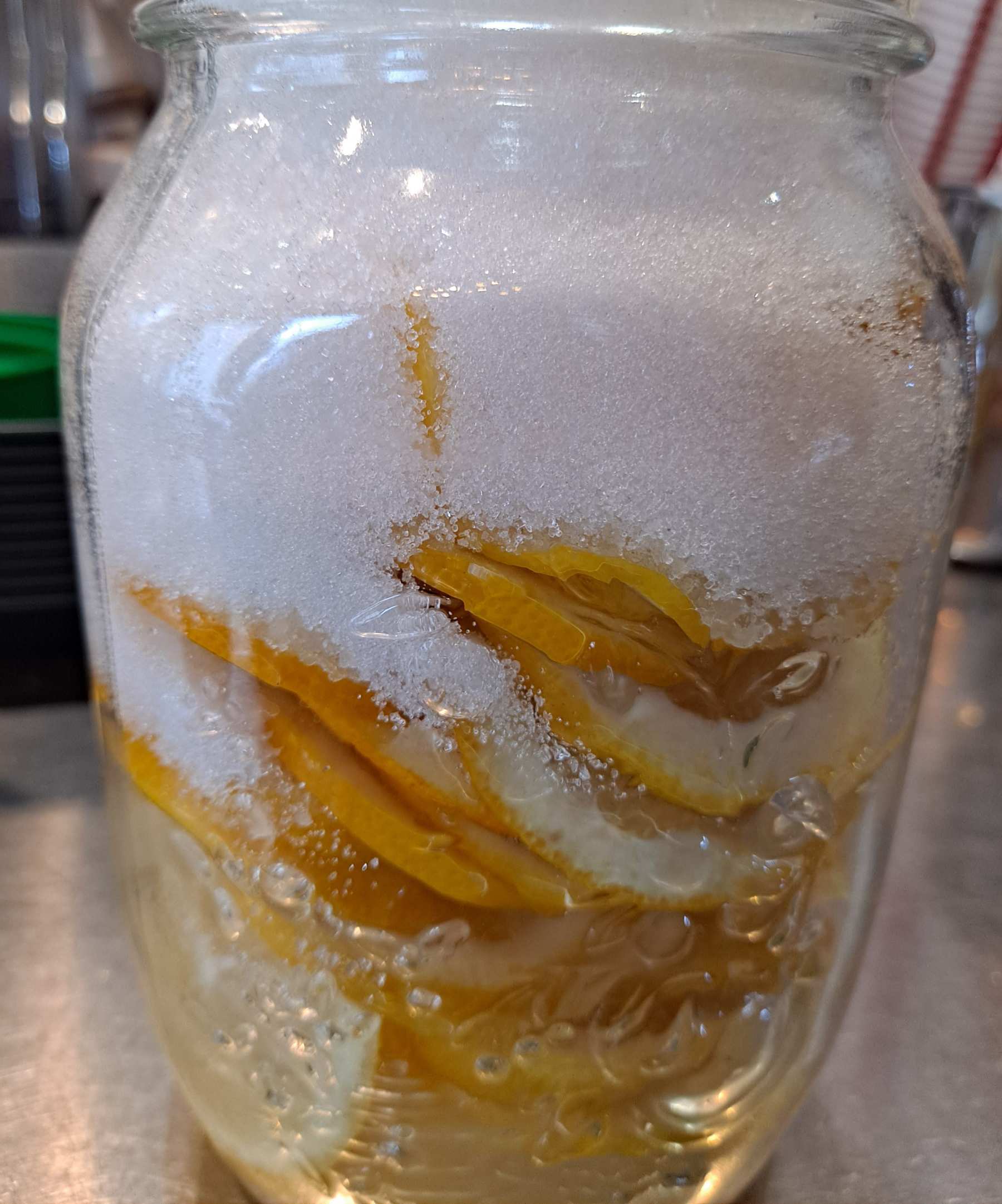 유리병에 설탕 가득 채우기