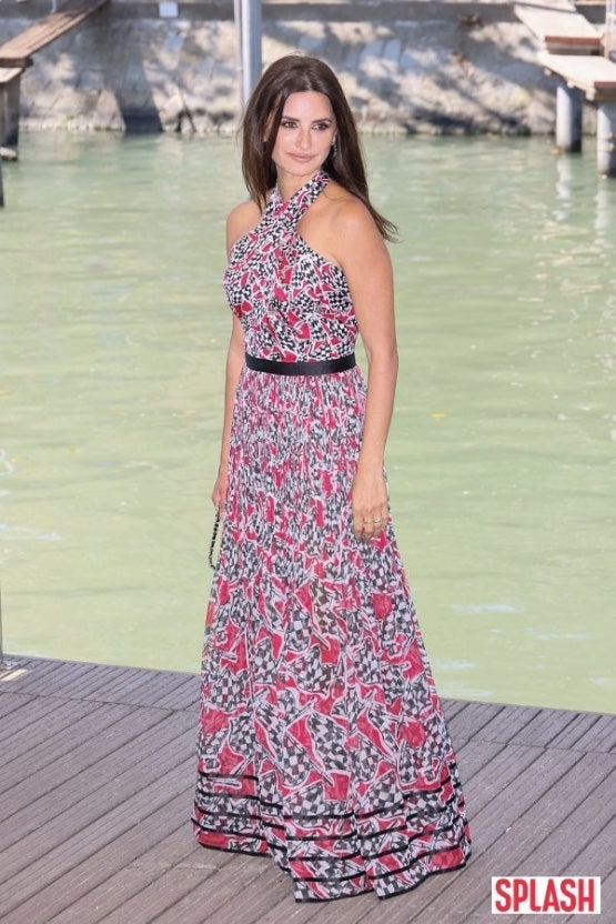 중년 여성 화려한 꽃무늬 원피스 사진