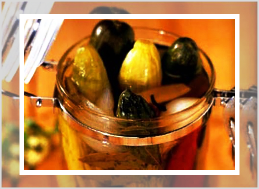 오이피클 만들기 황금레시피로 오이와 각종채소에 피클 양념이 추가된 오이피클의 이미지이다.