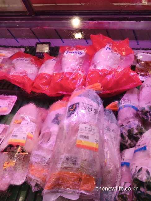 Packaged raw chicken – one of the core protein foods used during belly fat elimination/포장된 생닭 – 똥배 없애는 방법 실천 중 가장 자주 섭취한 단백질 식품