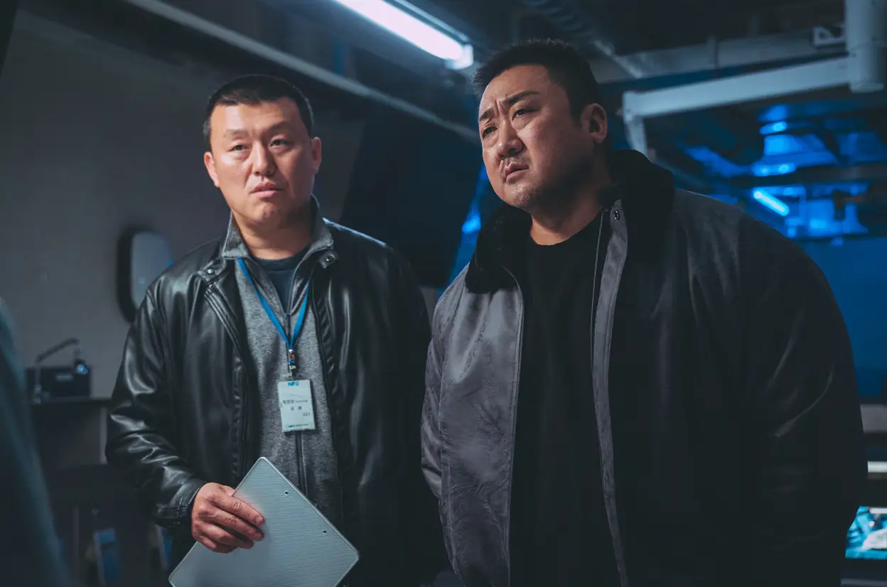 범죄도시-검은옷을 입은 마동석과 동료형사가 같이 서있는 모습