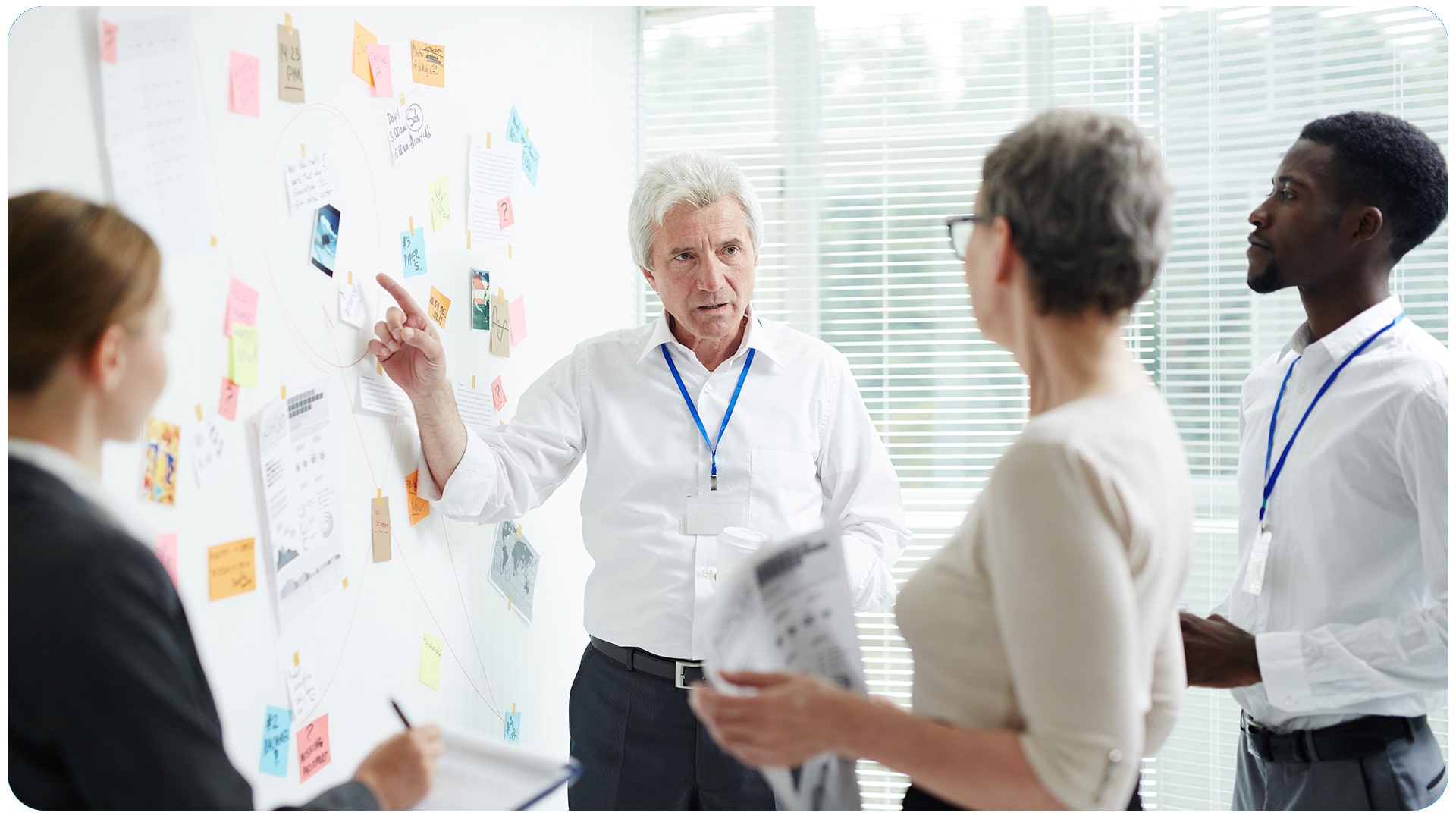 이미지 출처: Microsoft Bing 검색
복잡한 아이디어들을 시각화하고 정리한 화이트보드와 이를 보며 뿌듯해하는 사람의 모습.
창의적 문제 해결 과정을 상징하는 사진.
.