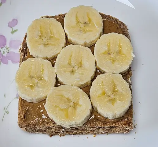 통밀빵위에 땅콩버터를 바르고 바나나를 동그랗게 썰어서 올려주었다