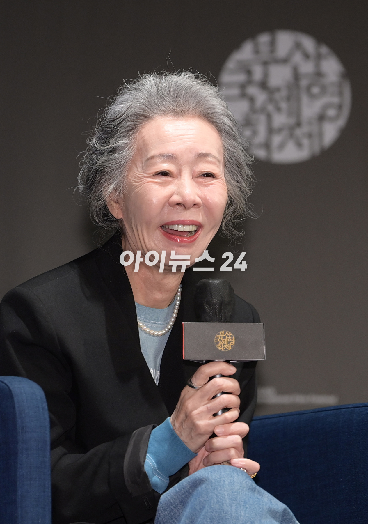 배우 윤여정이 6일 오후 부산광역시 해운대구 영화의전당에서 진행된 제28회 부산국제영화제 액터스하우스에 참석하고 있다. [사진=정소희 기자]