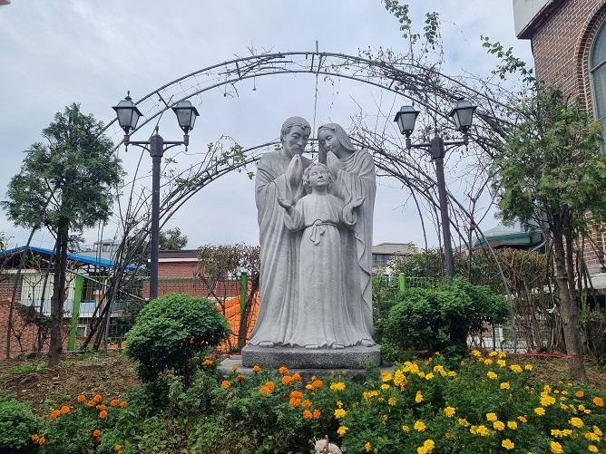 서울 망우동성당 성가정상