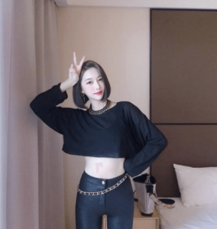 혜미-인스타그램-검정옷-검정바지-브이포즈