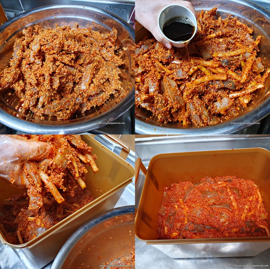 숙성된 가자미와 무무침을 섞어서 밀폐용기에 담는 사진