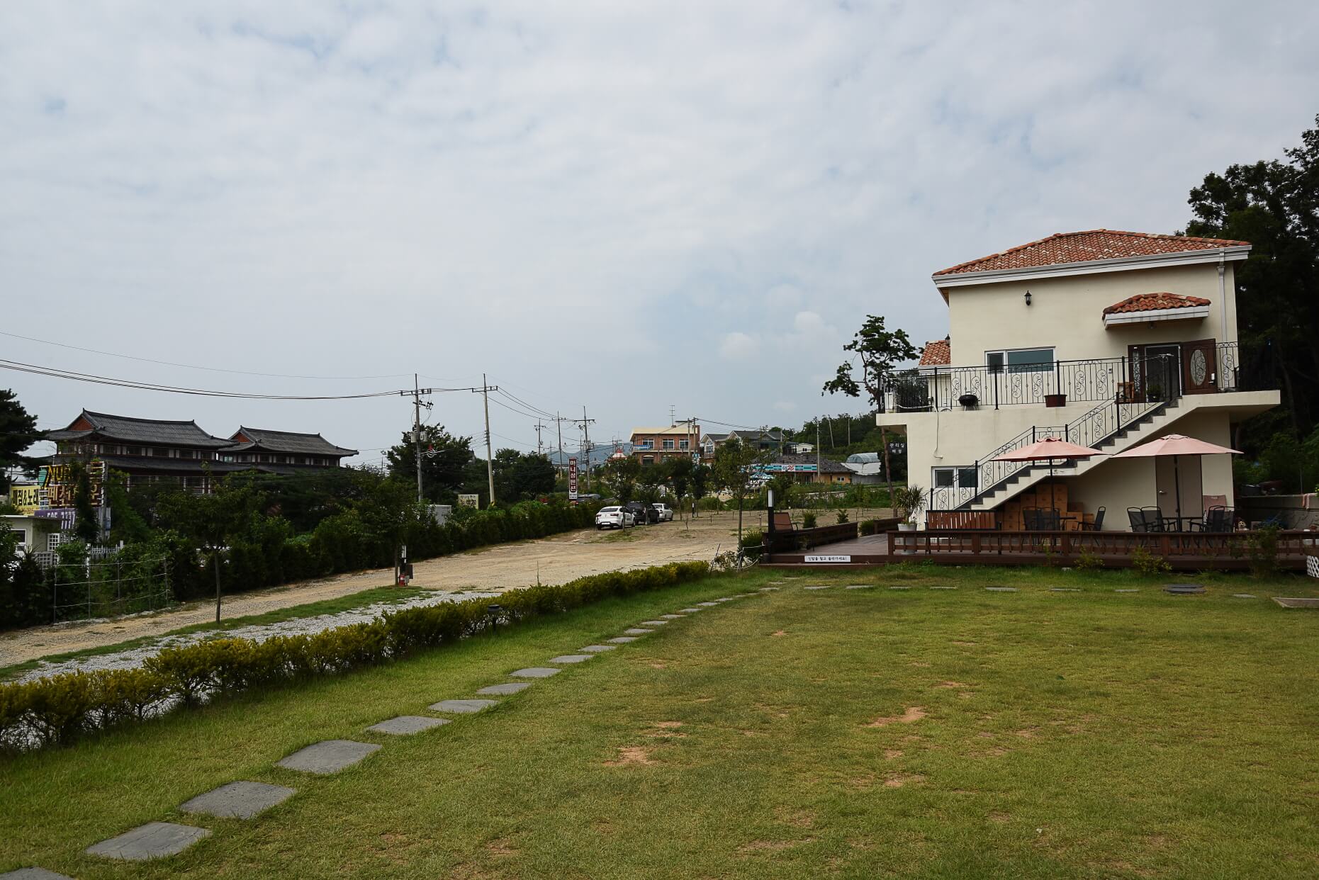 문라이트-캠핑장-잔디밭-입니다.