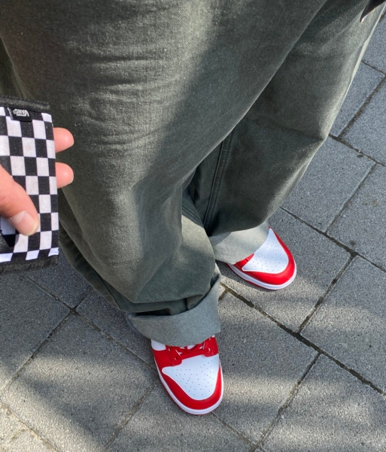 데일리룩('26. 3. 29.)슈프림x뉴에라 비니, 바운더리 오버핏 옴브레 체크셔츠, 무신사스탠다드 티셔츠, 그리너리크리드 와이드 데님팬츠, 나이키 덩크 로우 레트로 유니버시티레드