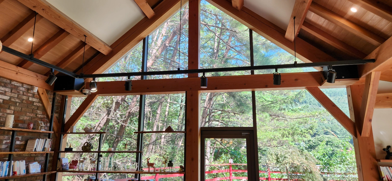 정선 브런치 맛집. 카페 아라미스의 유리벽들