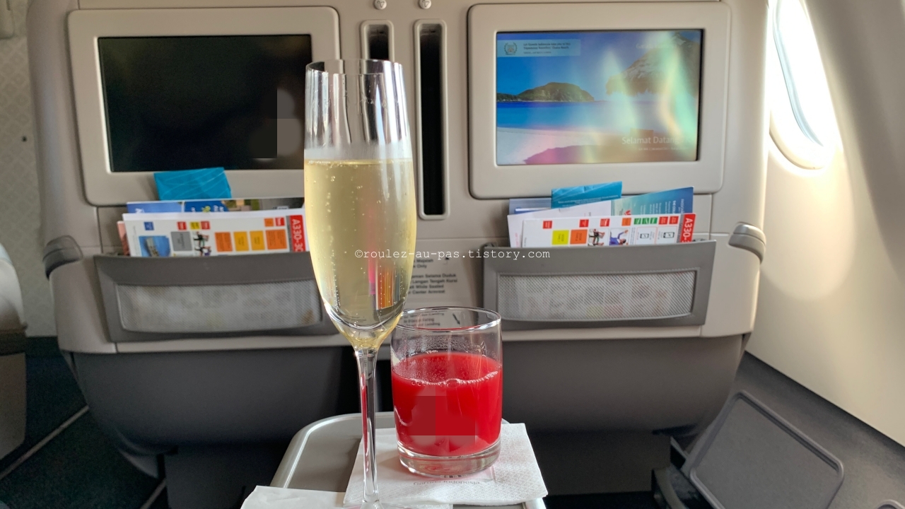 GA866-BUSINESS CLASS-WELCOME DRINKS