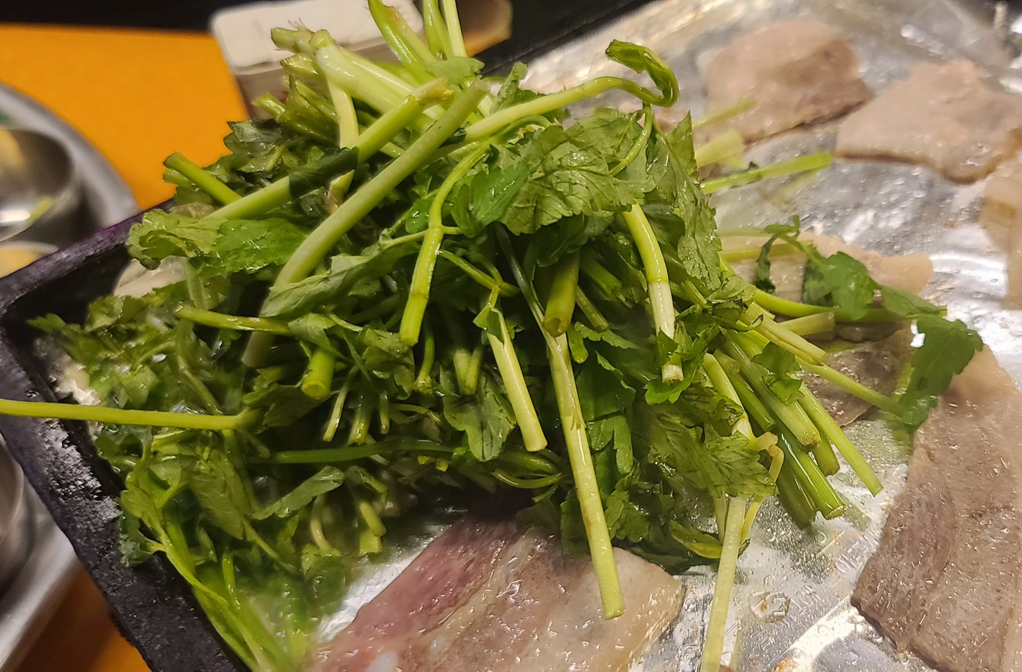 모란맛집 냉삼맛집 깜보 국내산생고기 복고풍 메뉴판 차림표 기본반찬 된장술밥 깜보냉삼 미나리