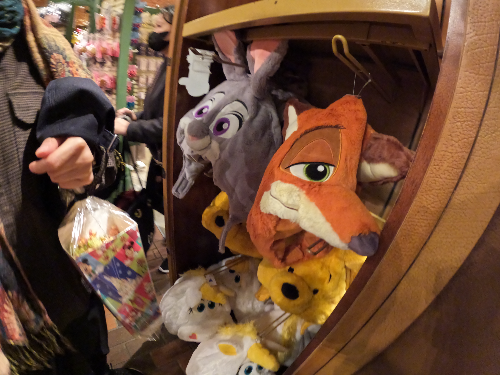 홍콩 디즈니랜드 기념품 가게의 주토피아와 푸우 모자, 손에 쥔 것은 디즈니랜드 팝콘