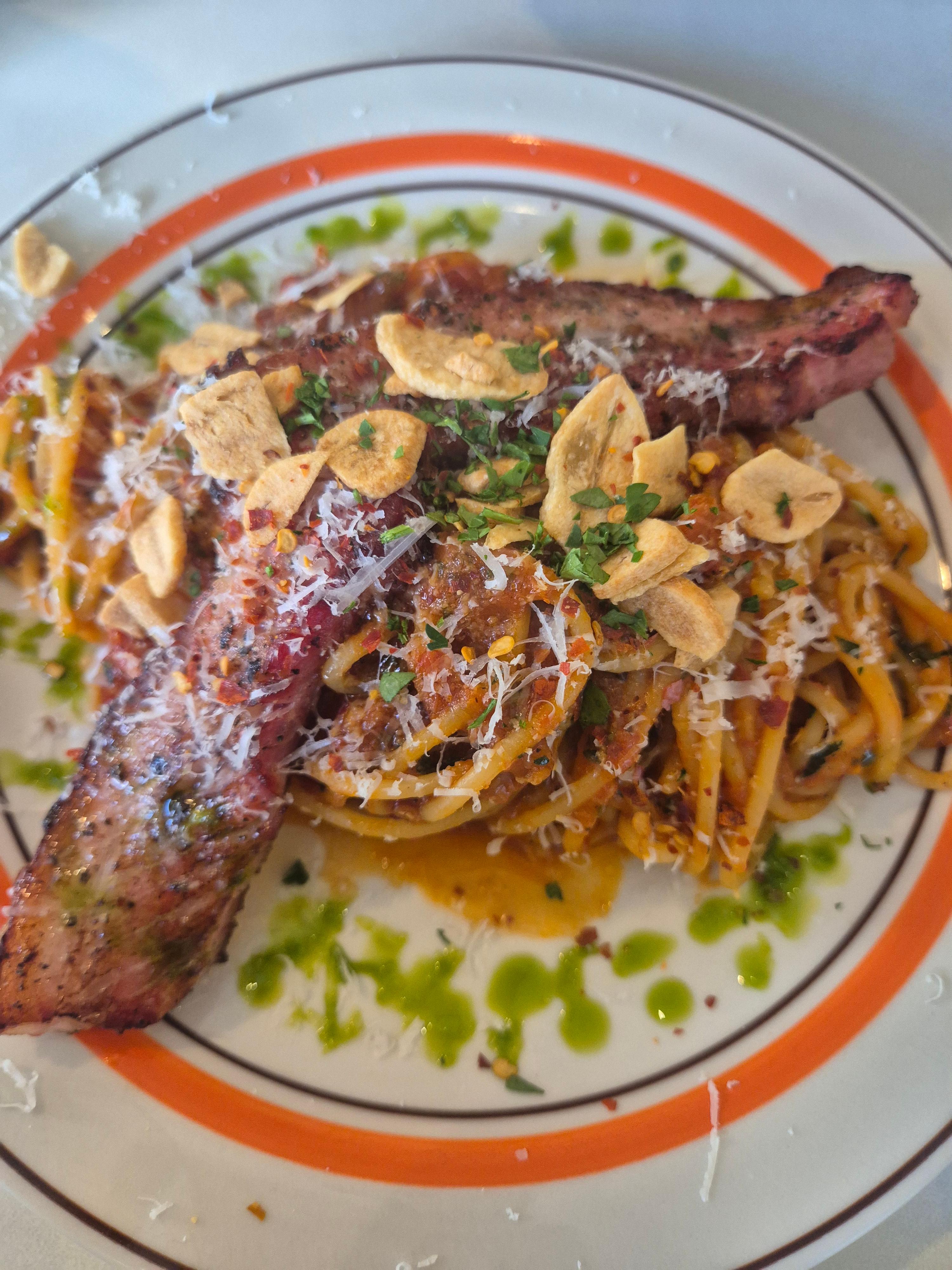 대전 서구 갈마역 근처 레스토랑 TDL 안내입니다. 김치볶음밥과 치즈오믈렛, 믹스 샐러드, 살치살 스테이크를 포함해 주요 메뉴와 운영 정보를 한 번에 정리했습니다