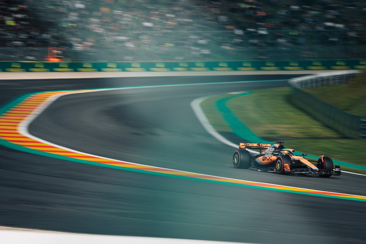 오스카 피아스트리 레이싱 장면