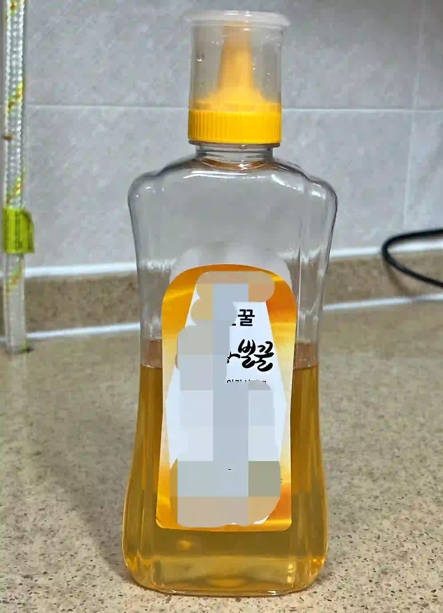 집에서 기침이 날 때 먹고 있는 꿀 사진 입니다.